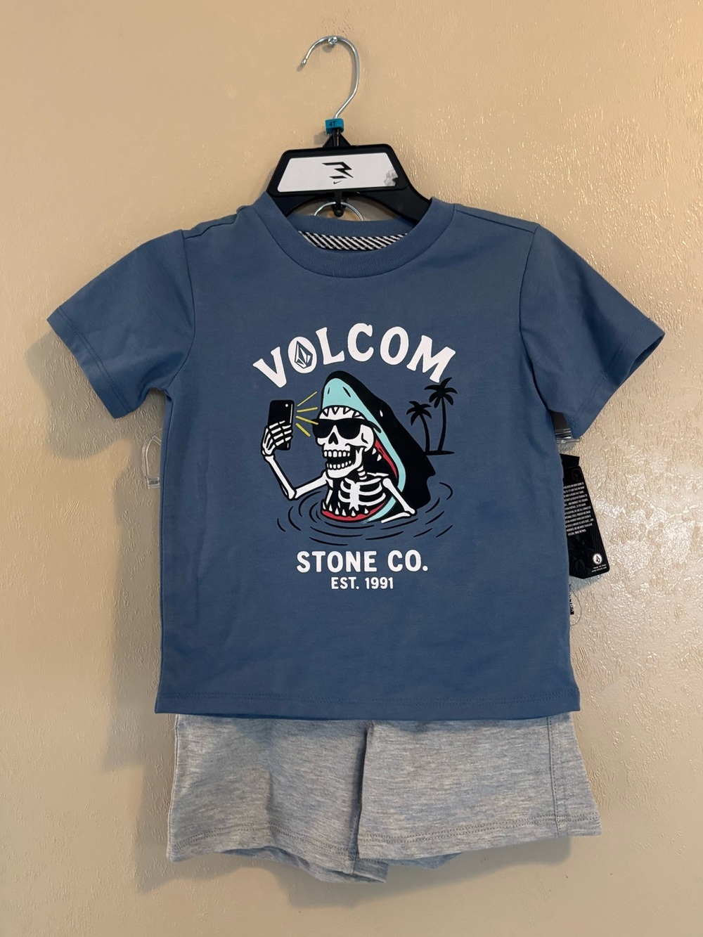 NWT Volcom toddler boys Graphic Tees & Pull-On Shorts Set sz 4T